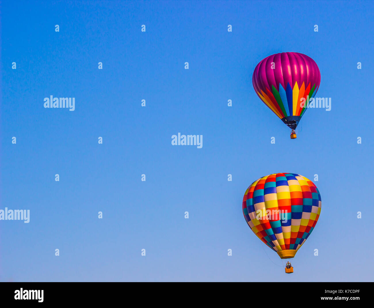 Zwei Heißluftballons am frühen Morgen Stockfoto