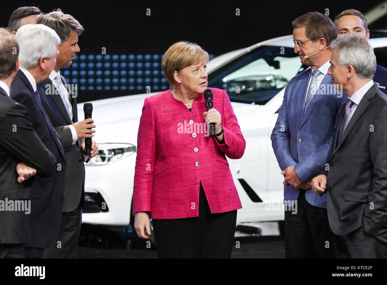 Frankfurt, Deutschland. September 2017. Internationale Automobil-Ausstellung 2017, Eröffnungsgang mit Bundeskanzlerin Angela Merkel, hier am BMW-Stand. Quelle: Christian Lademann Stockfoto