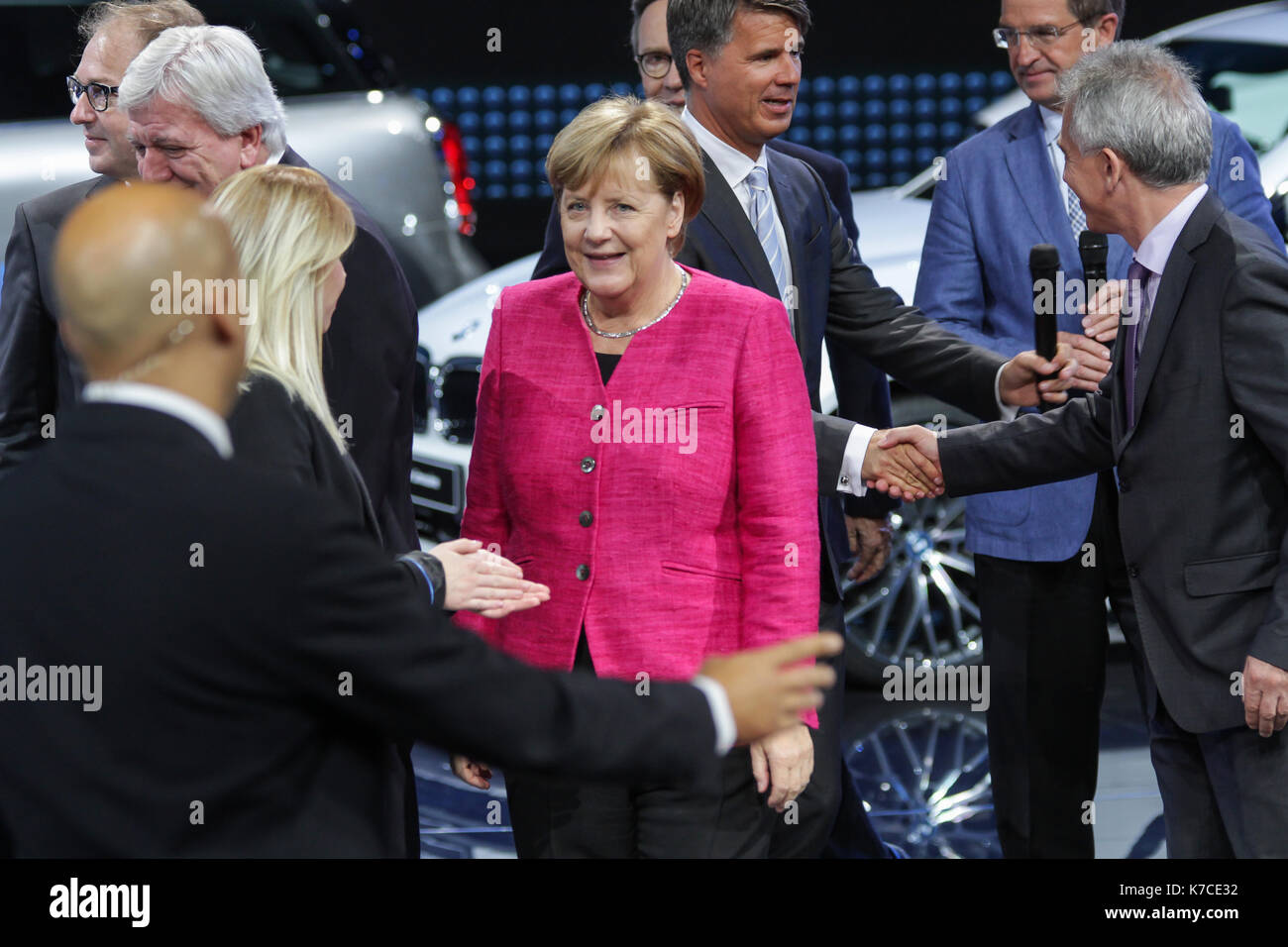 Frankfurt, Deutschland. September 2017. Internationale Automobil-Ausstellung 2017, Eröffnungsgang mit Bundeskanzlerin Angela Merkel, hier am BMW-Stand. Quelle: Christian Lademann Stockfoto