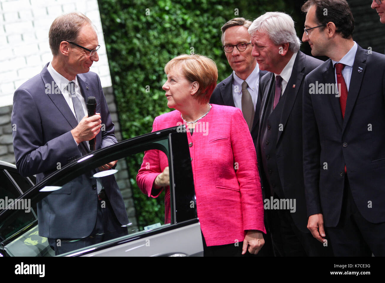 Frankfurt, Deutschland. September 2017. Internationale Automobil-Ausstellung 2017, Eröffnungsgang mit Bundeskanzlerin Angela Merkel, hier am Opel-Stand: Michael Lohscheller (Opel-Chef), Angela Merkel, Matthias Wissmann (Präsident des Verbandes der Automobilindustrie, VDA), Volker Bouffier (Hessischer Ministerpräsident), Philippe de Rovira (Finanzvorstand Opel). Quelle: Christian Lademann Stockfoto