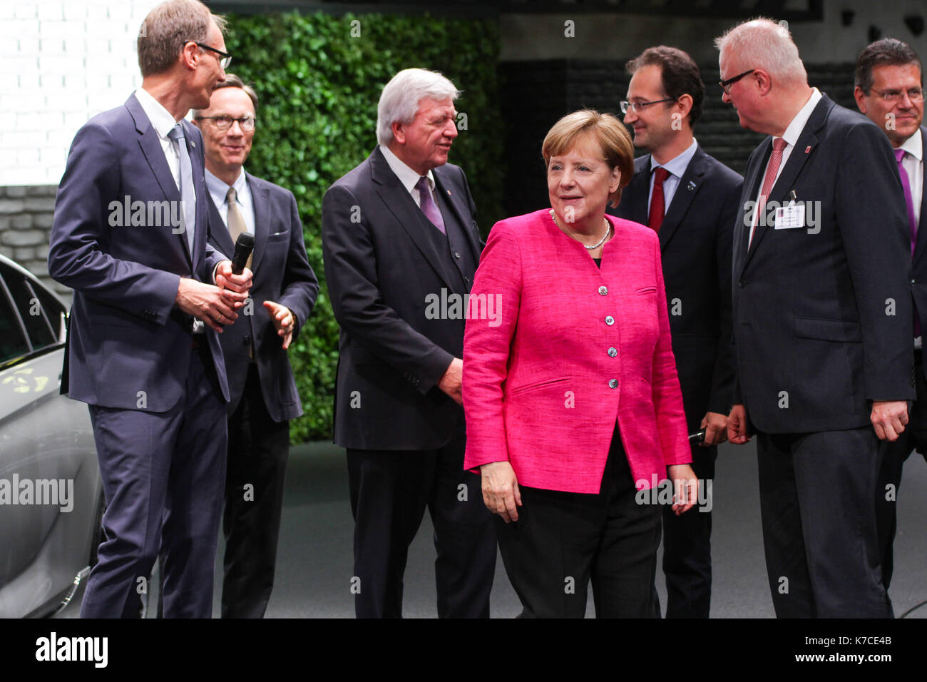 Frankfurt, Deutschland. September 2017. Internationale Automobil-Ausstellung 2017, Eröffnungsgang mit Bundeskanzlerin Angela Merkel, hier am Opel-Stand: Michael Lohscheller (Opel-Chef), Matthias Wissmann (Präsident des Verbandes der Automobilindustrie, VDA), Volker Bouffier (Hessischer Ministerpräsident), Angela Merkel, Philippe de Rovira (Finanzvorstand Opel), Thomas Schäfer (Hessischer Finanzminister). Quelle: Christian Lademann Stockfoto