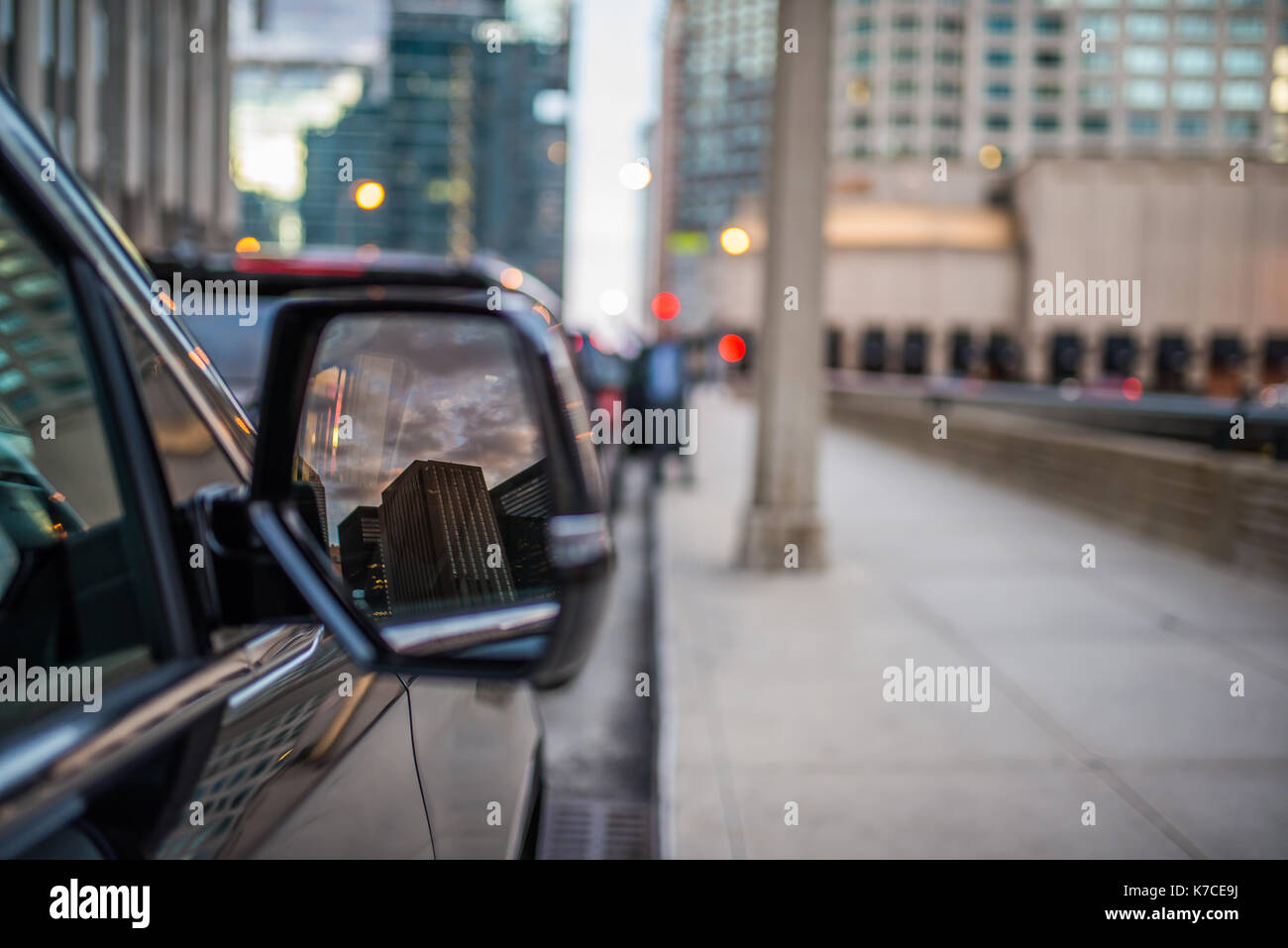 Reflexion im Spiegel der schwarzen SUV der Skyline der Stadt. Stockfoto