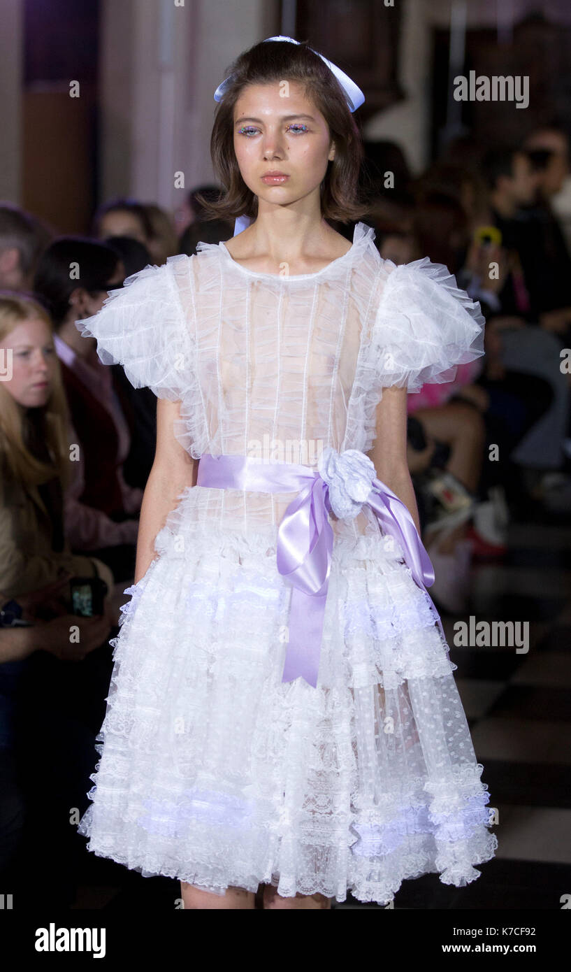 Modelle auf dem Laufsteg während der Ryan LO London Fashion Week SS 18 zeigen Gehalten an St-Grab-ohne-Newgate Kirche, London. Stockfoto