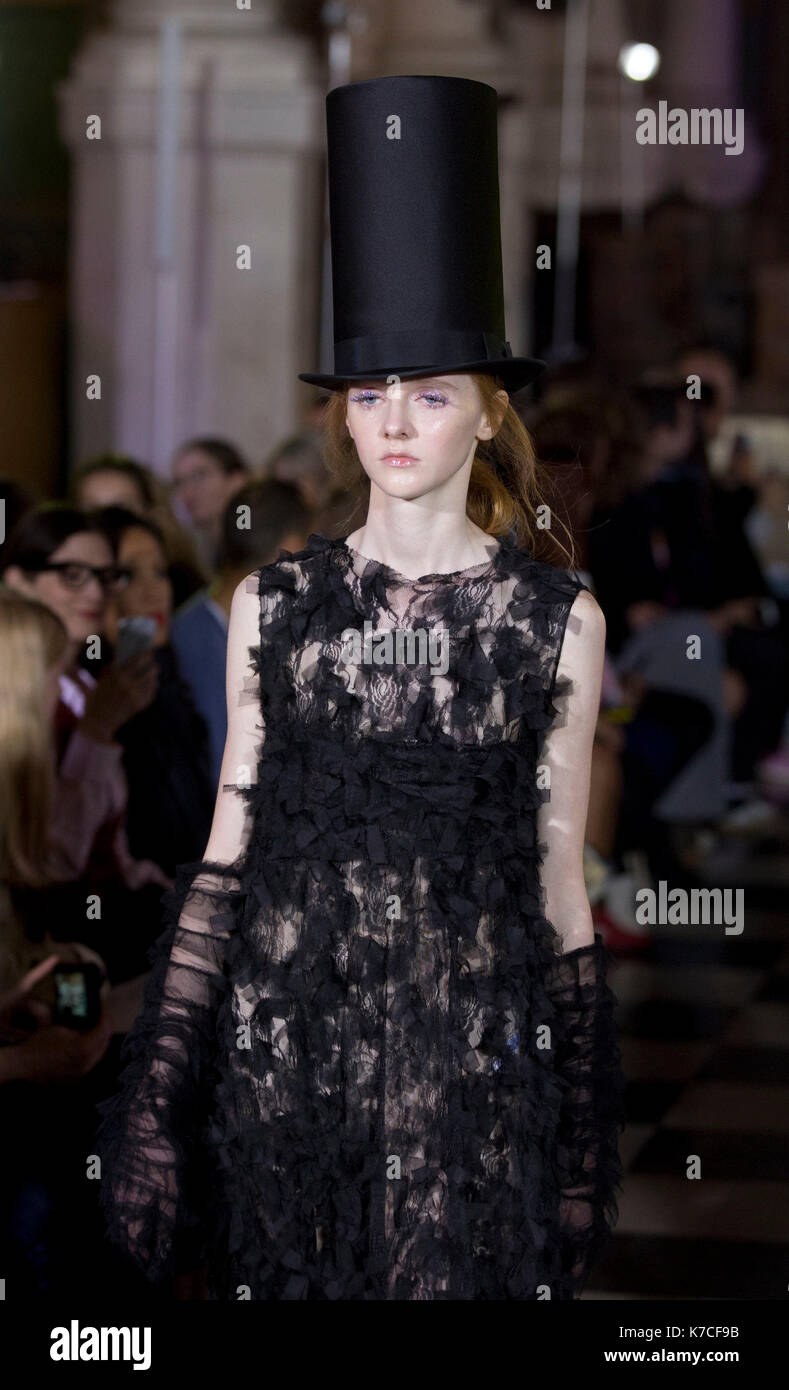 Modelle auf dem Laufsteg während der Ryan LO London Fashion Week SS 18 zeigen Gehalten an St-Grab-ohne-Newgate Kirche, London. Stockfoto