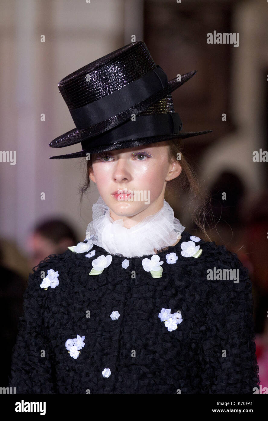 Modelle auf dem Laufsteg während der Ryan LO London Fashion Week SS 18 zeigen Gehalten an St-Grab-ohne-Newgate Kirche, London. Stockfoto