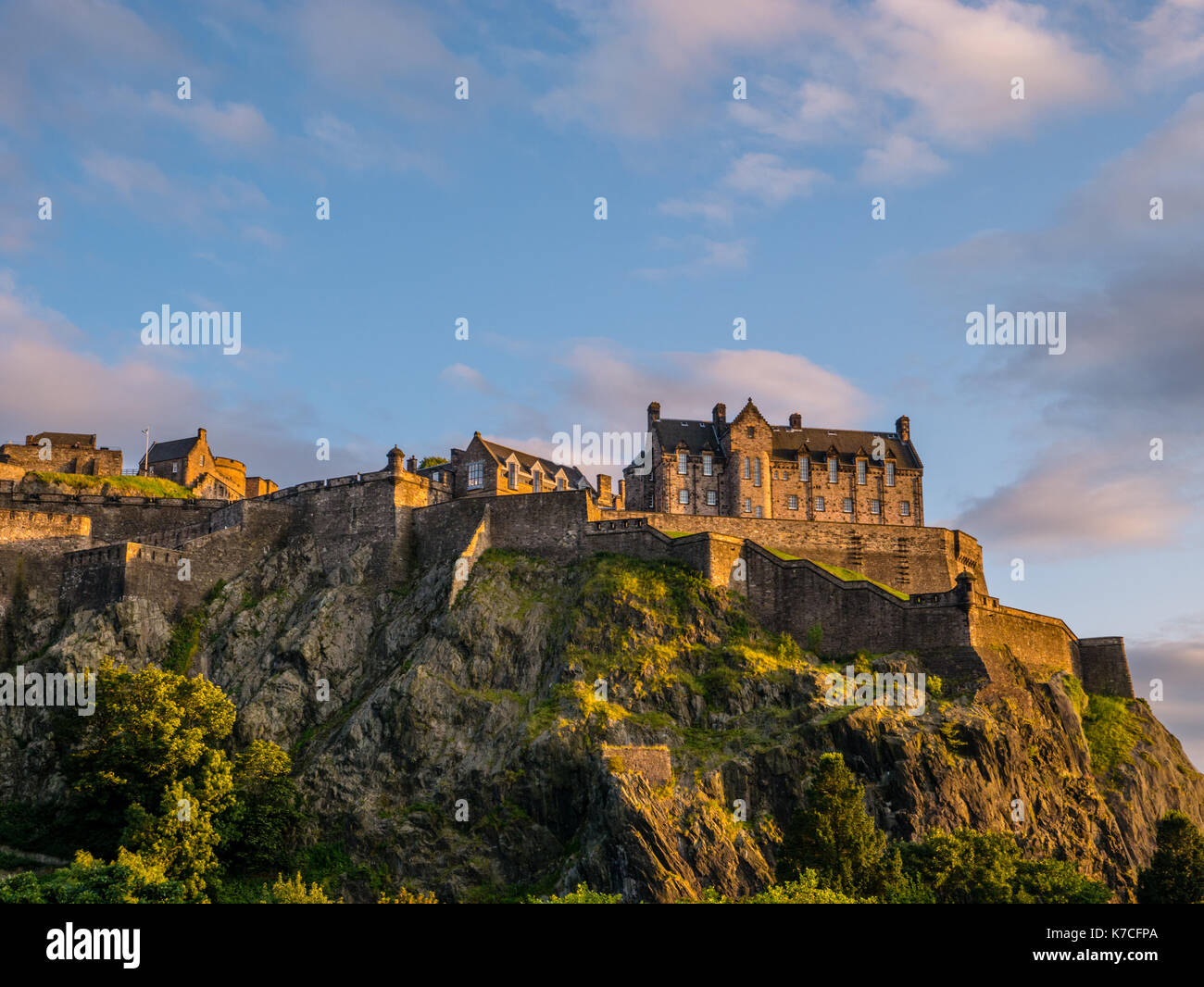 Sonnenuntergang, Edinburgh Castle, gesehen von der Princes Street Gardens und Edinburgh Castle, Castle Rock, Edinburgh, Schottland. UK, GB. Stockfoto