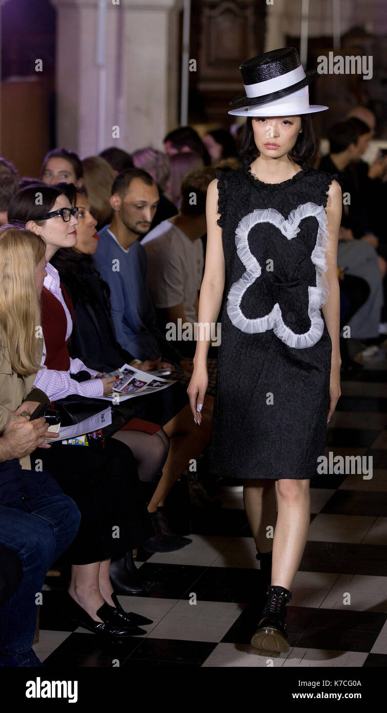 Modelle auf dem Laufsteg während der Ryan LO bei der London Fashion Week SS 18 zeigen Gehalten an St-Grab-ohne-Newgate Kirche, London. PRESS ASSOCIATION. Bild Datum: Freitag, September 15, 2017. Photo Credit: Isabel Infantes/PA-Kabel Stockfoto