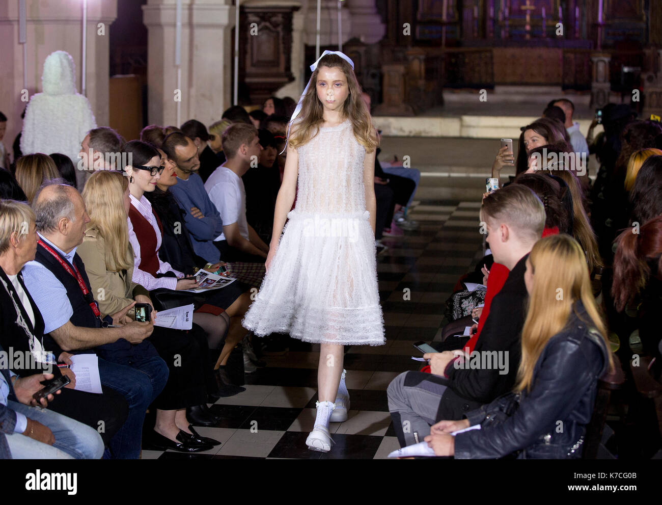 Modelle auf dem Laufsteg während der Ryan LO bei der London Fashion Week SS 18 zeigen Gehalten an St-Grab-ohne-Newgate Kirche, London. PRESS ASSOCIATION. Bild Datum: Freitag, September 15, 2017. Photo Credit: Isabel Infantes/PA-Kabel Stockfoto