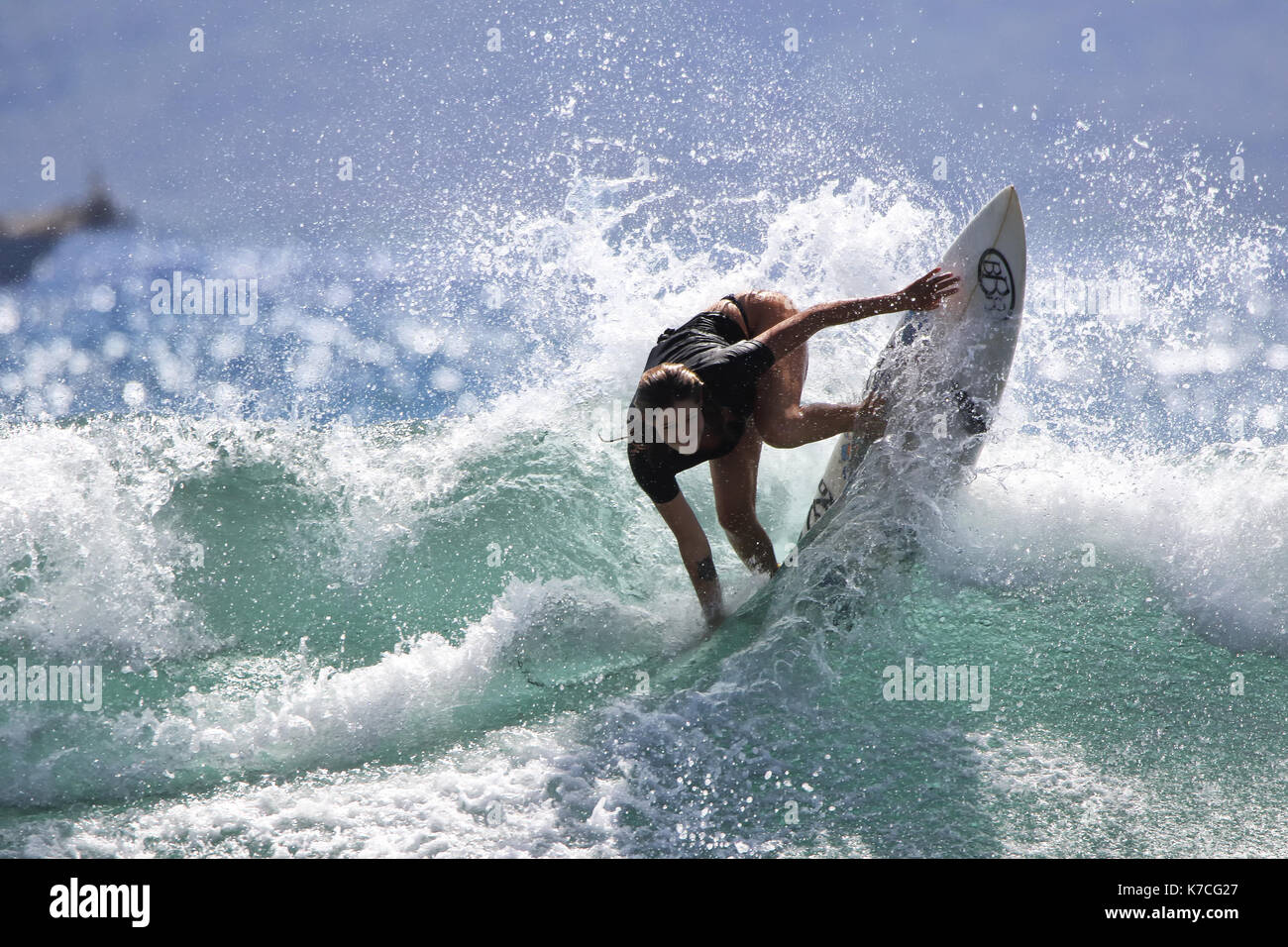 Junge Frau, High Energy Surfer am Breakwall auf Maui in Lahaina. Stockfoto
