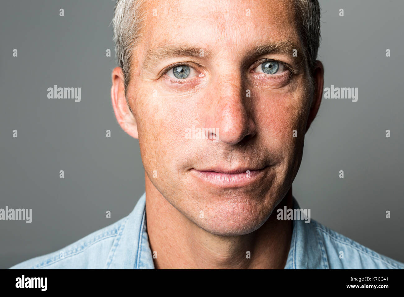 Closeup Porträt eines Mannes auf einem dunkelgrauen Hintergrund Stockfoto