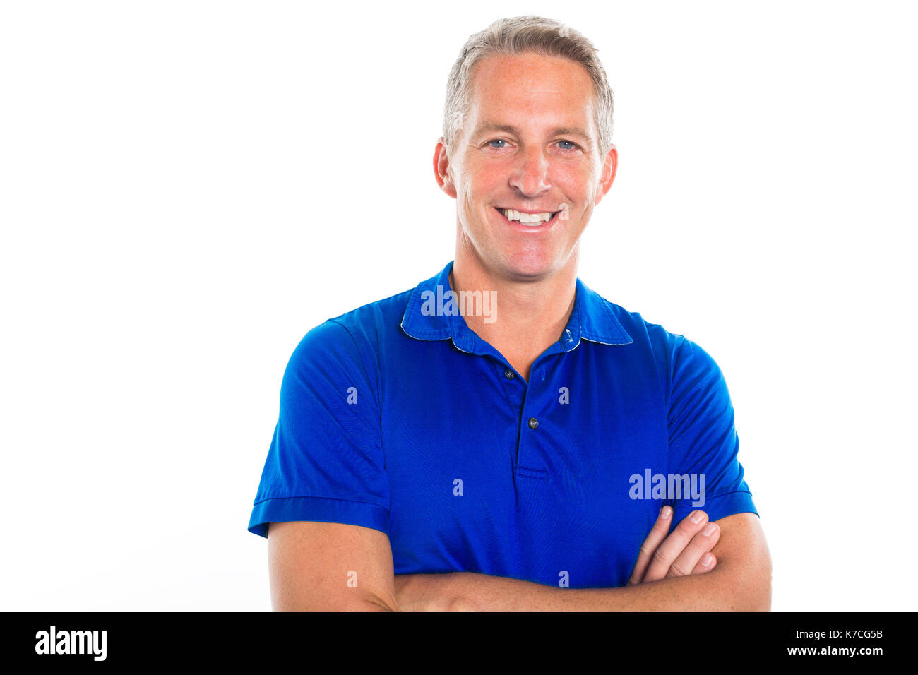 Portrait von zuversichtlich reifer Mann stehend auf weißem Hintergrund Stockfoto