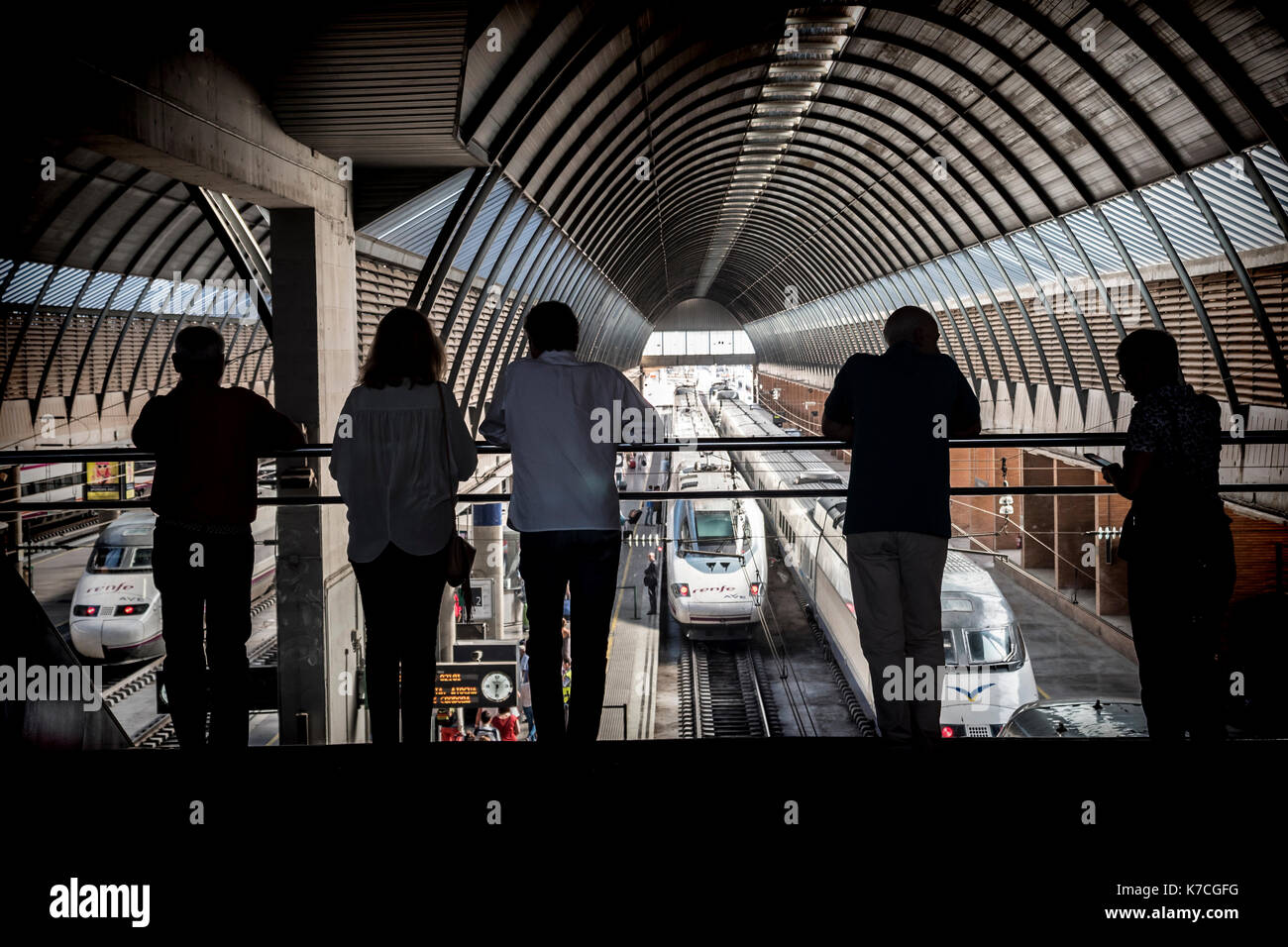 Silhouetten der Reisenden am Bahnhof, Konzept transportiert Stockfoto