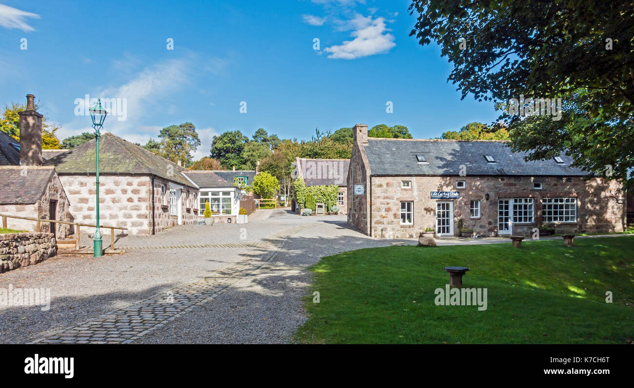 Milton von crathes Art Village mit Leben Casting Studio rechts und links Milton Brasserie in der Nähe von Banchory Crathes Aberdeenshire Schottland Großbritannien Stockfoto