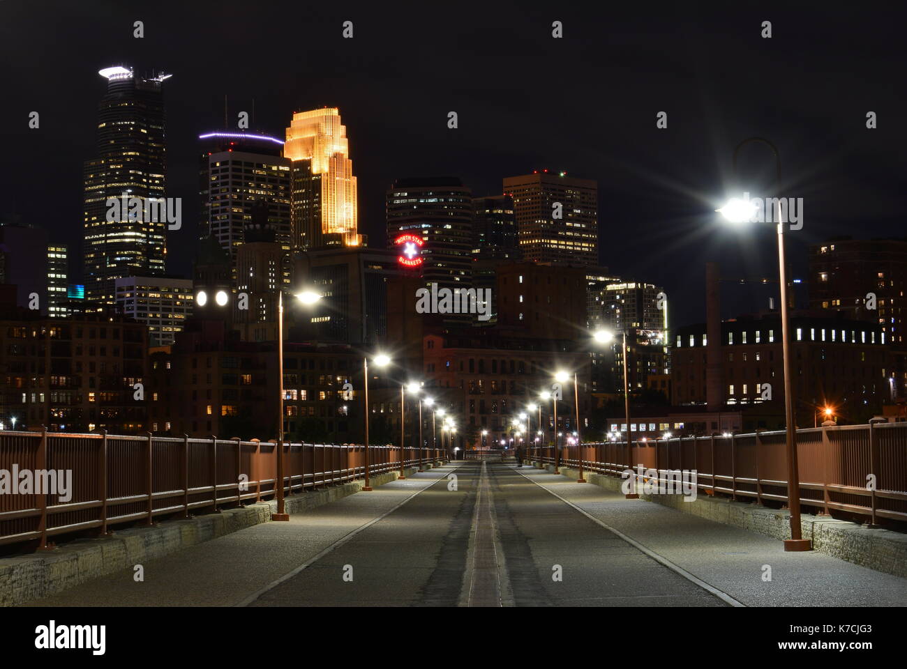 SEPTEMBER 5, 2017 - Minneapolis, MN: Minneapolis City Skyline bei Nacht von der Oberseite des Steinbogenbrücke mit keine Personen in Minneapolis gesehen, Stockfoto