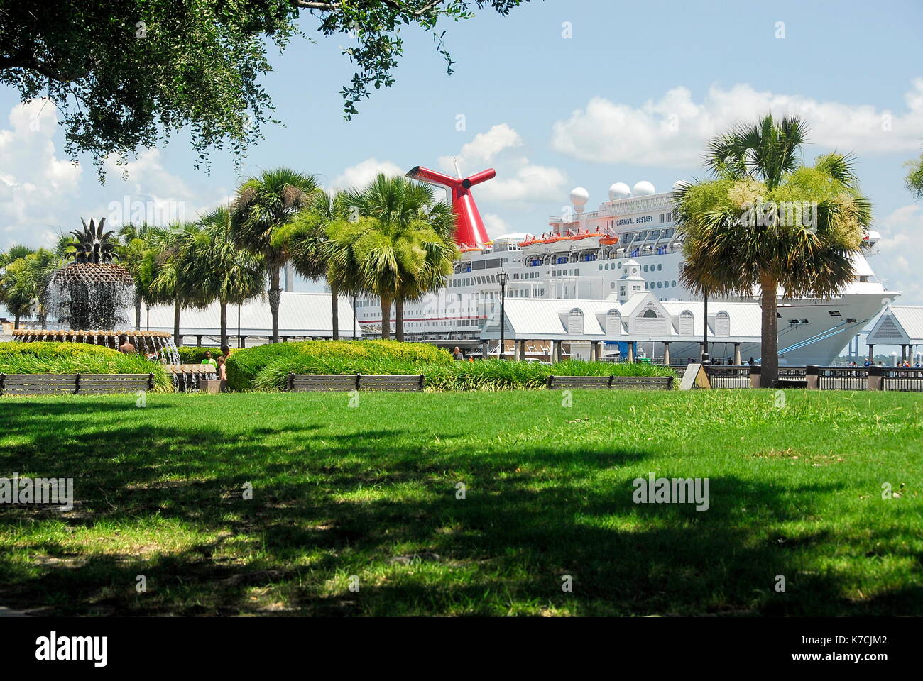 Karneval Ecstacy Cruise Liner in Waterfront Park in Charleston, South Carolina Stockfoto