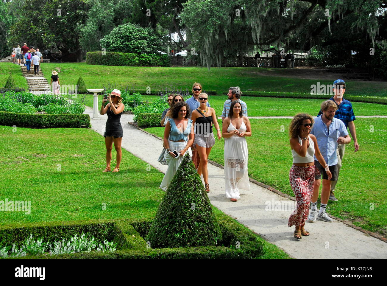 Gruppe von Touristen in Middleton Place, eine Plantage in Dorchester County, direkt über der Ashley River aus North Charleston, South Carolina Stockfoto