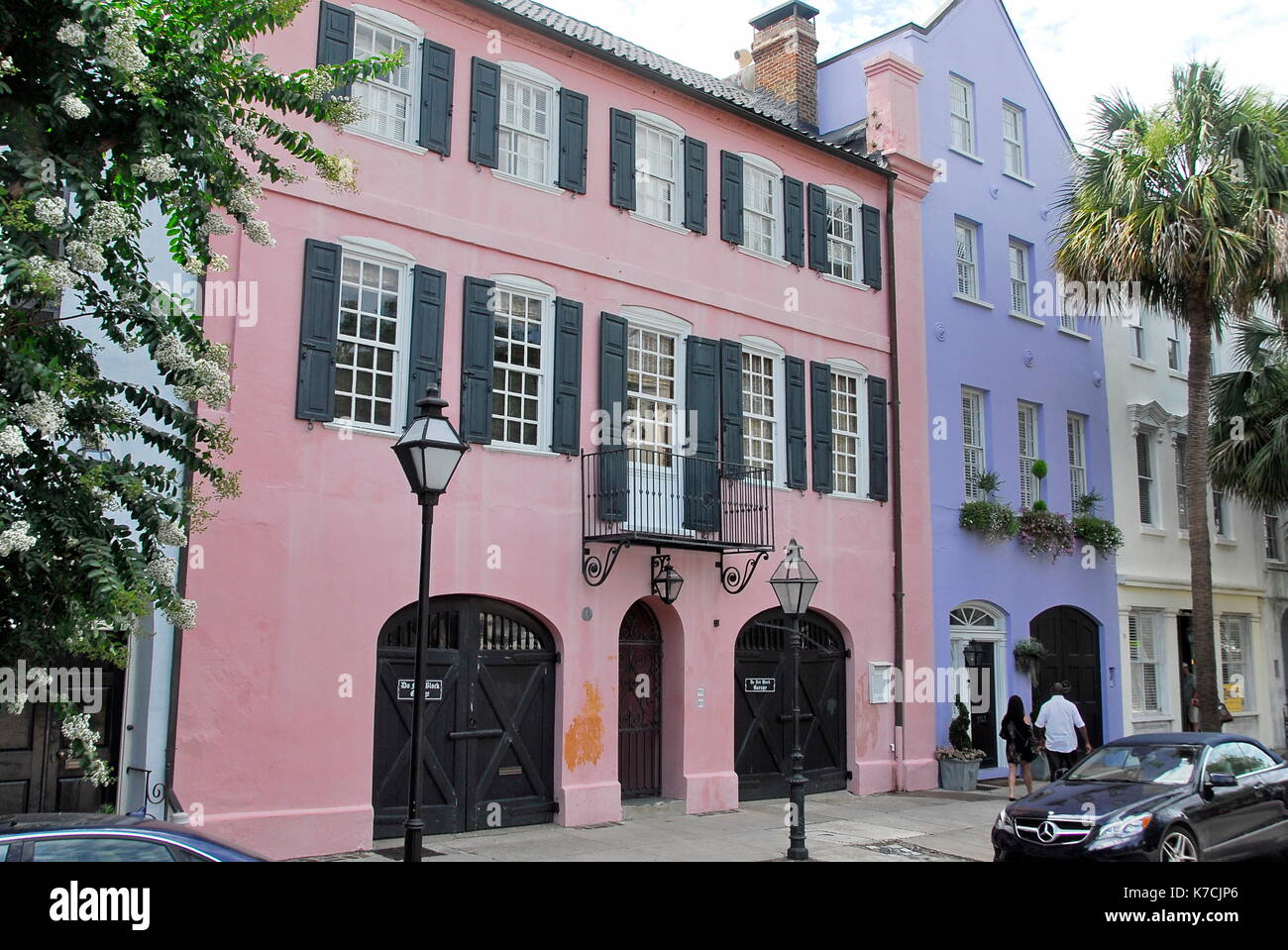 Zwei der Serie mit 13 bunten historischen Häusern in der East Bay Street, bekannt als "Rainbow Row in Charleston, South Carolina Stockfoto