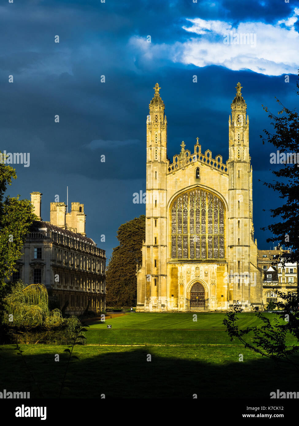 Cambridge Tourismus Kings College Kapelle leuchtet in den Sonnenuntergang. Die Kapelle, die von 1446 bis 1515 gebaut, ist Teil des Kings College, Universität Cambridge Stockfoto