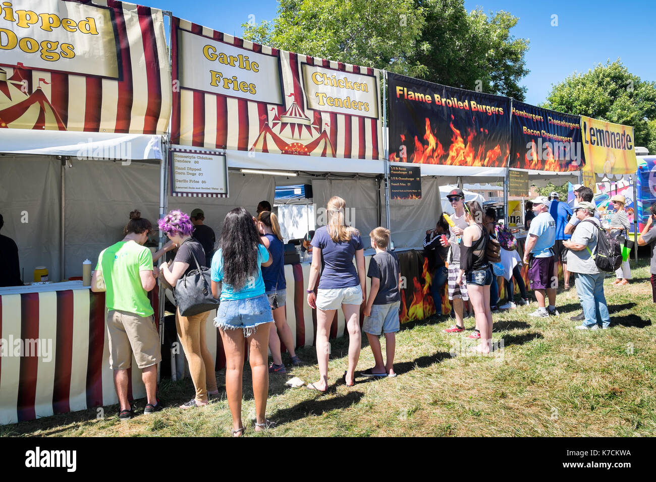 Seattle Leute richten Burger, Hot dogs, Pommes, Mais-auf-die-Cob und andere Snacks von Fast-food-Anbietern zu einem Sommerfest. Stockfoto