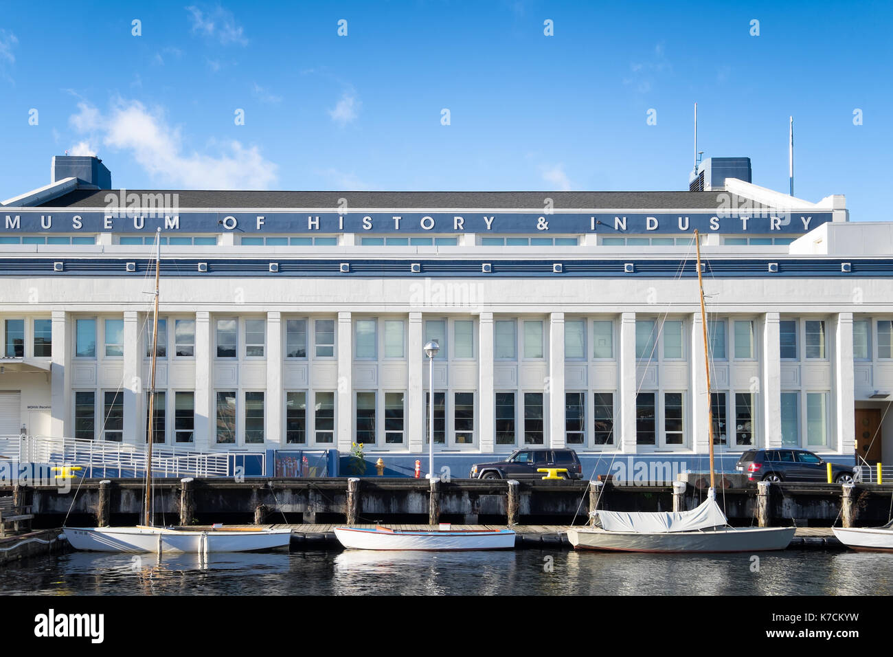 SEATTLE, WA - Dez. 4, 2016: Museum der Geschichte und Industrie an der Außenseite. Aus dem Dock mit kleinen Booten im Vordergrund günstig gesehen. Das kürzlich eröffnete Stockfoto