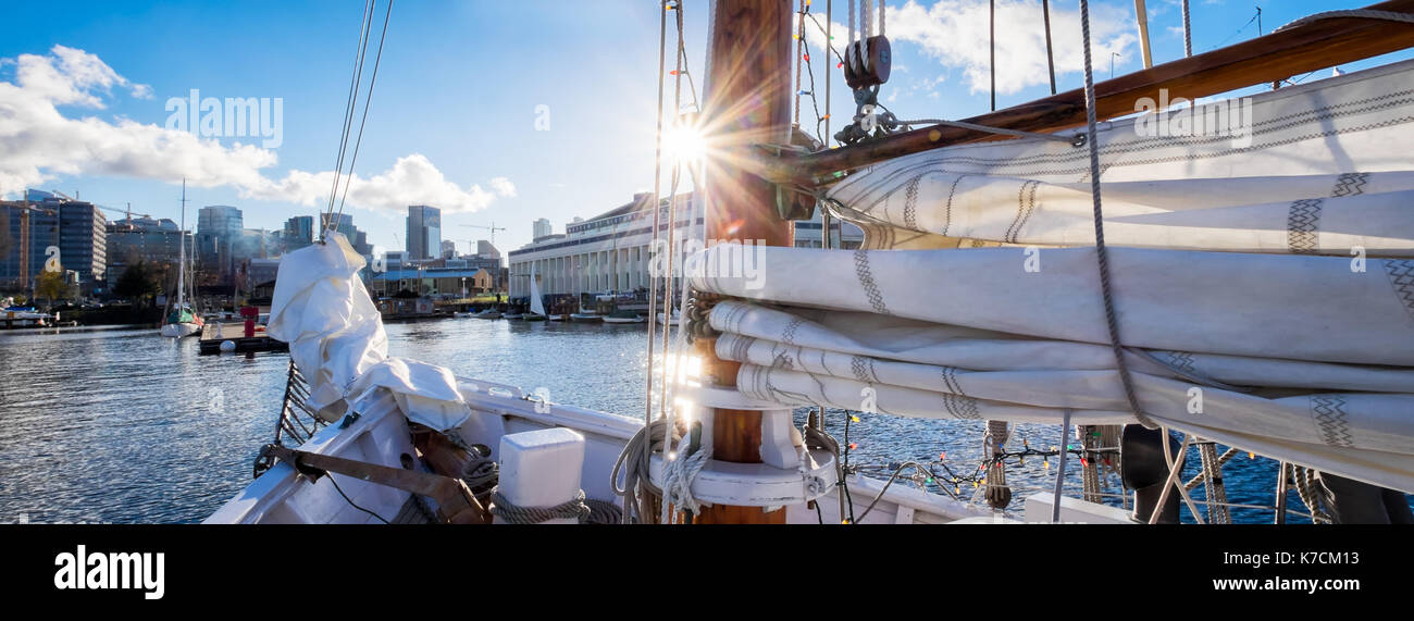 Seattle Segeln auf den Union See in einem vintage Yacht. sun Flare, sunburst am Mast. banner Format Stockfoto