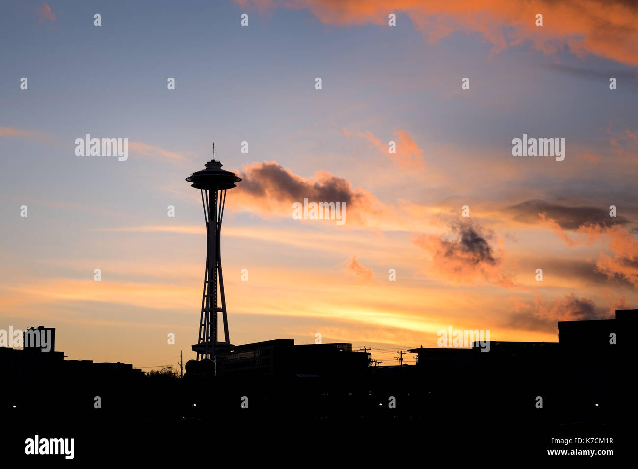 SEATTLE - Dez. 4, 2016: Space Needle in Silhouette gegen einen lebendigen Sonnenuntergang Himmel. Platz kopieren Stockfoto