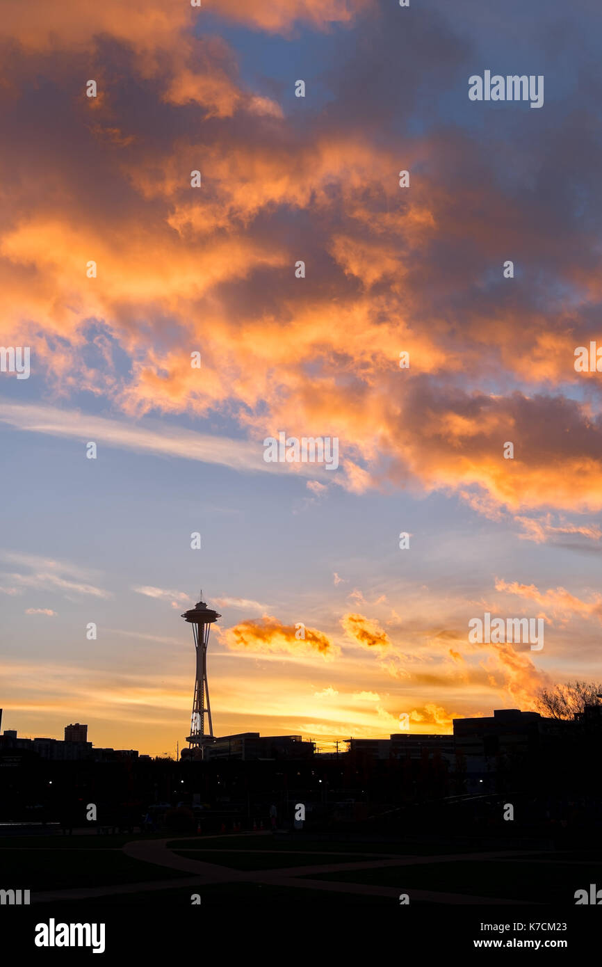 SEATTLE, WA - Dez. 4, 2016: Space Needle in Silhouette gegen einen lebendigen Sonnenuntergang Himmel. Vertikale mit Kopie Raum Stockfoto