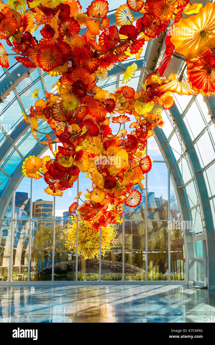SEATTLE - Dez 1, 2014: Chihuly Garten und Glas Museum mit einer der größten Skulpturen von Dale Chihuly von der Decke des Gewächshauses ausgesetzt. Stockfoto