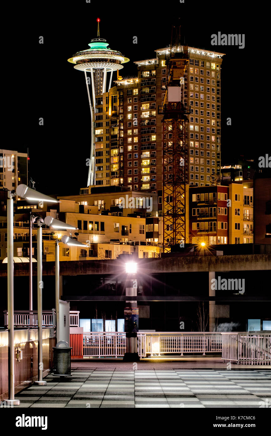 SEATTLE - Mar 26:Nacht Blick auf das beleuchtete Space Needle on Mär.26, 2013 in Seattle gezeigt. Die ikonische Struktur wurde für die Weltausstellung 1962 gebaut Stockfoto