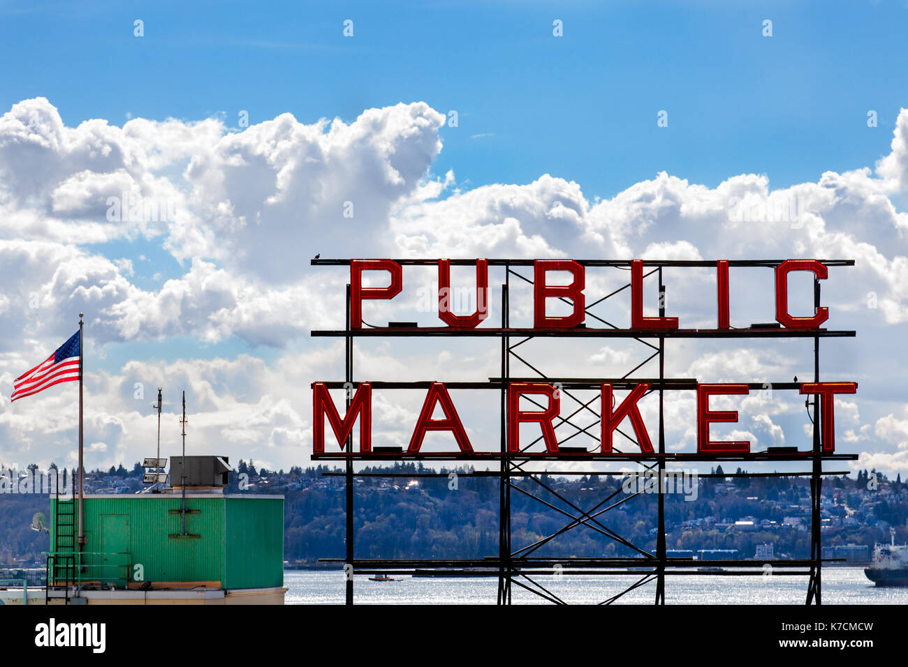 SEATTLE - 6. April: Der rote Neon öffentlichen Markt Zeichen über dem berühmten Pike Place Market in Seattle, WA am 6. April 2012. Der Markt ist eine der ältesten p Stockfoto