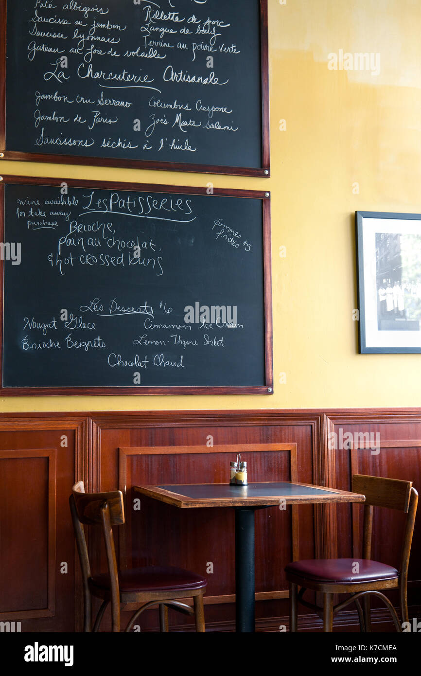 Französische cafe Menü auf einer Tafel. Liste der Käsesorten, Fleisch, Desserts in französischer Sprache geschrieben. Bistro Stil. Stockfoto