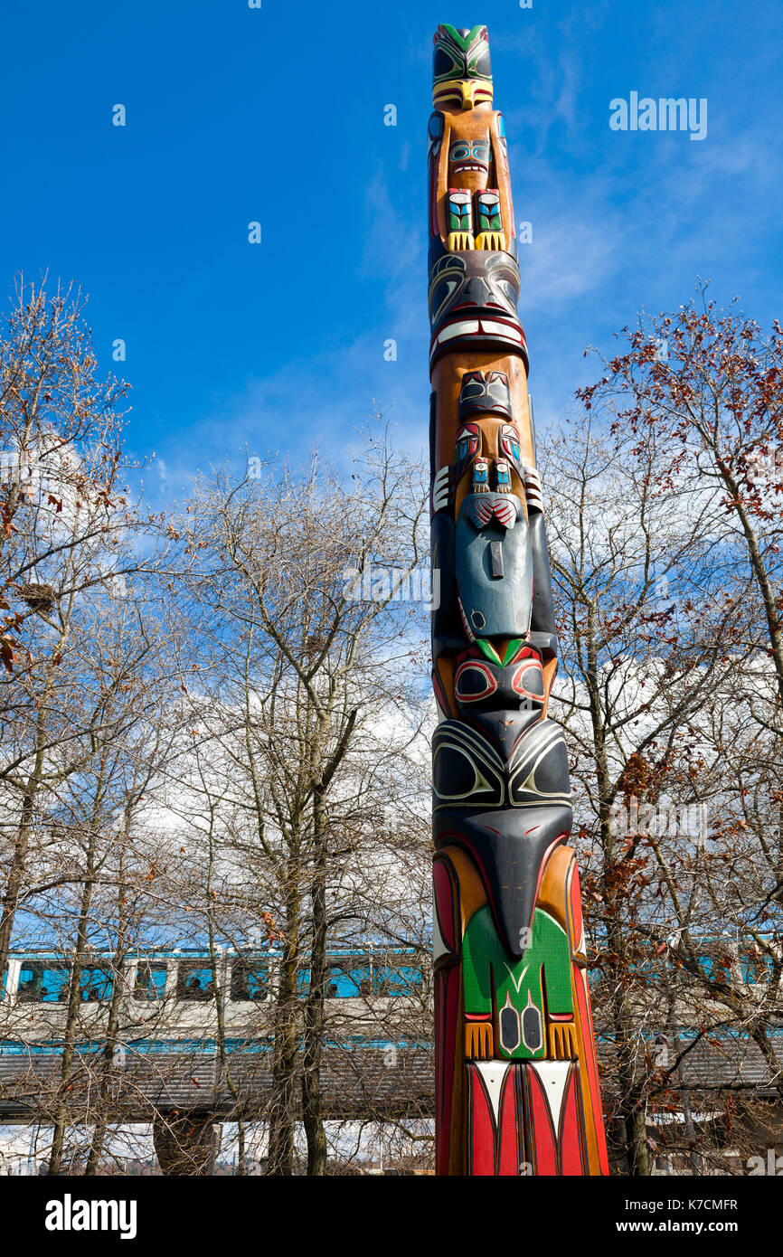 SEATTLE - 4. APRIL: Denkmal Totem Pole hob vor kurzem in Seattle Center am 4. April 2012. Der Pole ehrt Native American carver John T. Williams, wh Stockfoto