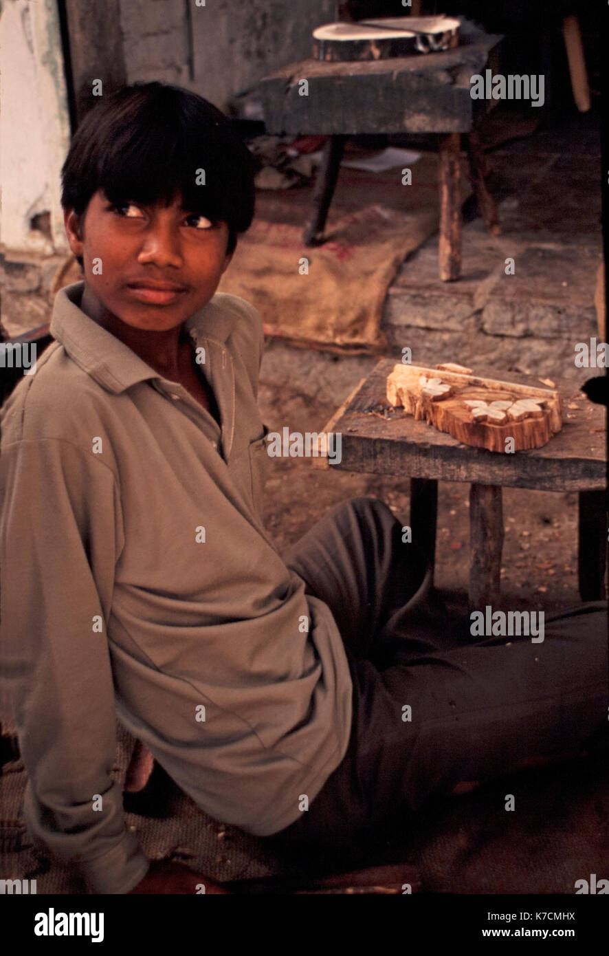 Indischer junge Carving ein HOLZBLOCK Stockfoto