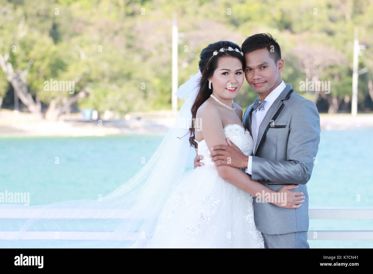 Asiatische Paare im Außenbereich vor Hochzeit Fotographie, Orte am Meer in Thailand ist und das Meer, Konzept der Liebe und der Familie. Stockfoto