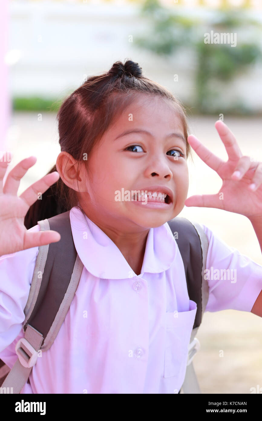 Asiatische Mädchen in Schuluniform sind schockierend, im Konzept der Gesundheit und der Phantasie. Stockfoto