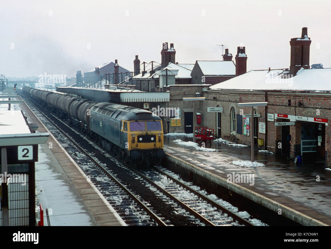 Class 47 Lokomotive auf einen Güterzug in Newark Northgate Station im Winter 1978 Stockfoto
