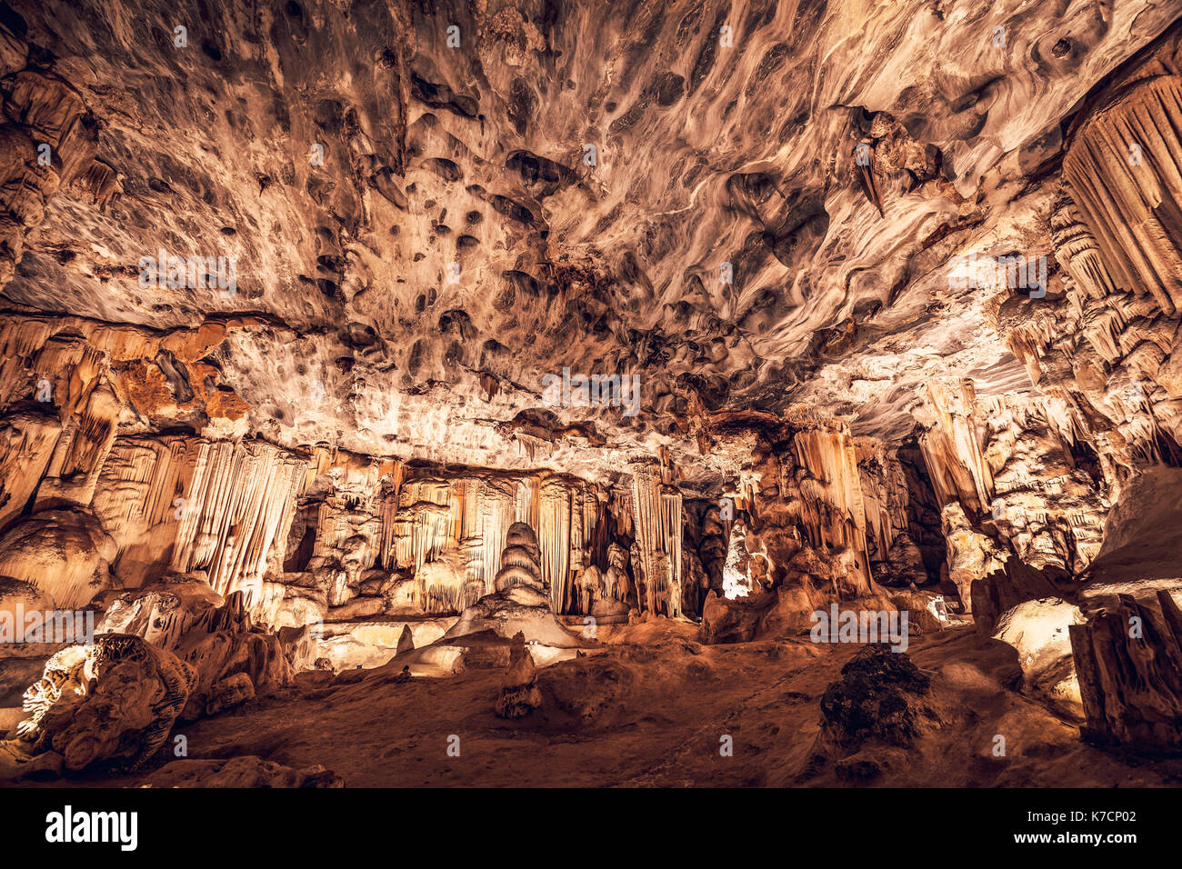 Tolle Aussicht von einem Cango Caves, einer herrlichen Stalaktiten und Stalagmiten Höhle, berühmten Attraktion, die herrliche Natur von Südafrika Stockfoto