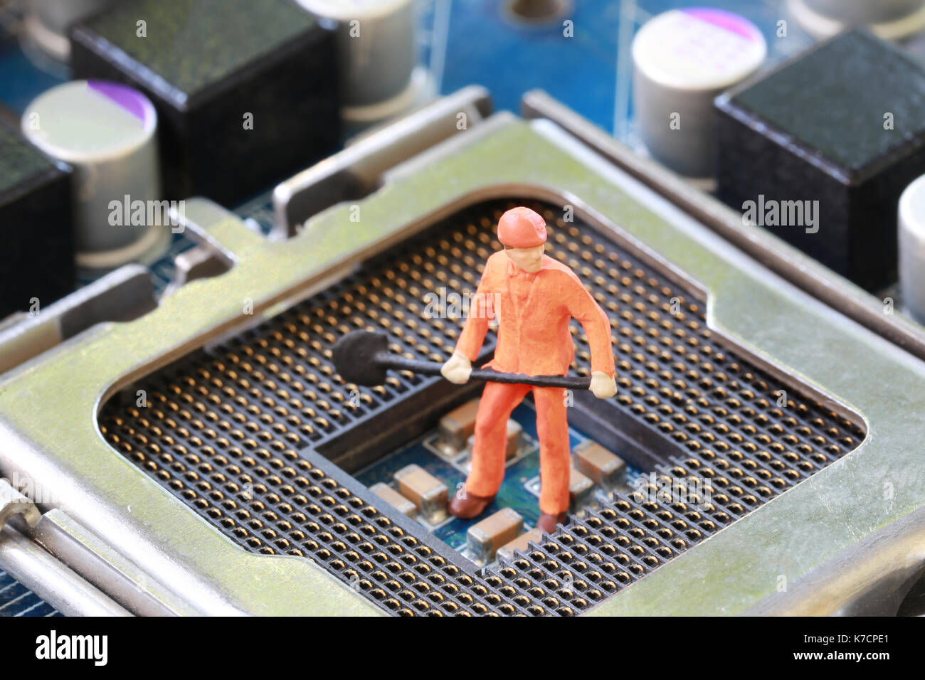 Idee eines Arbeitnehmers ist Bergleute graben für Erz auf dem Computer Mainboard im Konzept des Tuns des Geschäfts und digitale Währung. Stockfoto