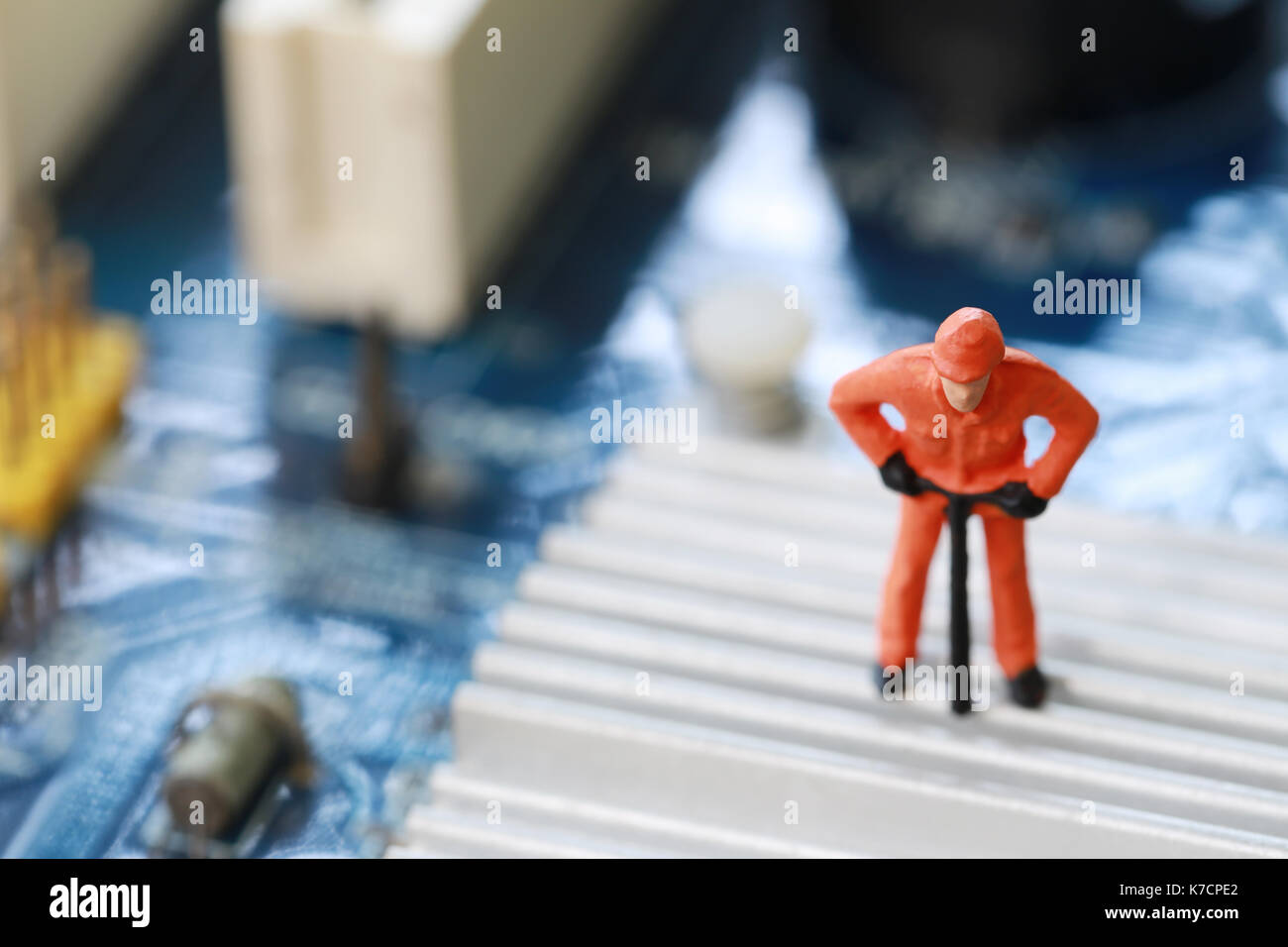 Idee eines Arbeitnehmers ist Bergleute graben für Erz auf dem Computer Mainboard im Konzept des Tuns des Geschäfts und digitale Währung. Stockfoto