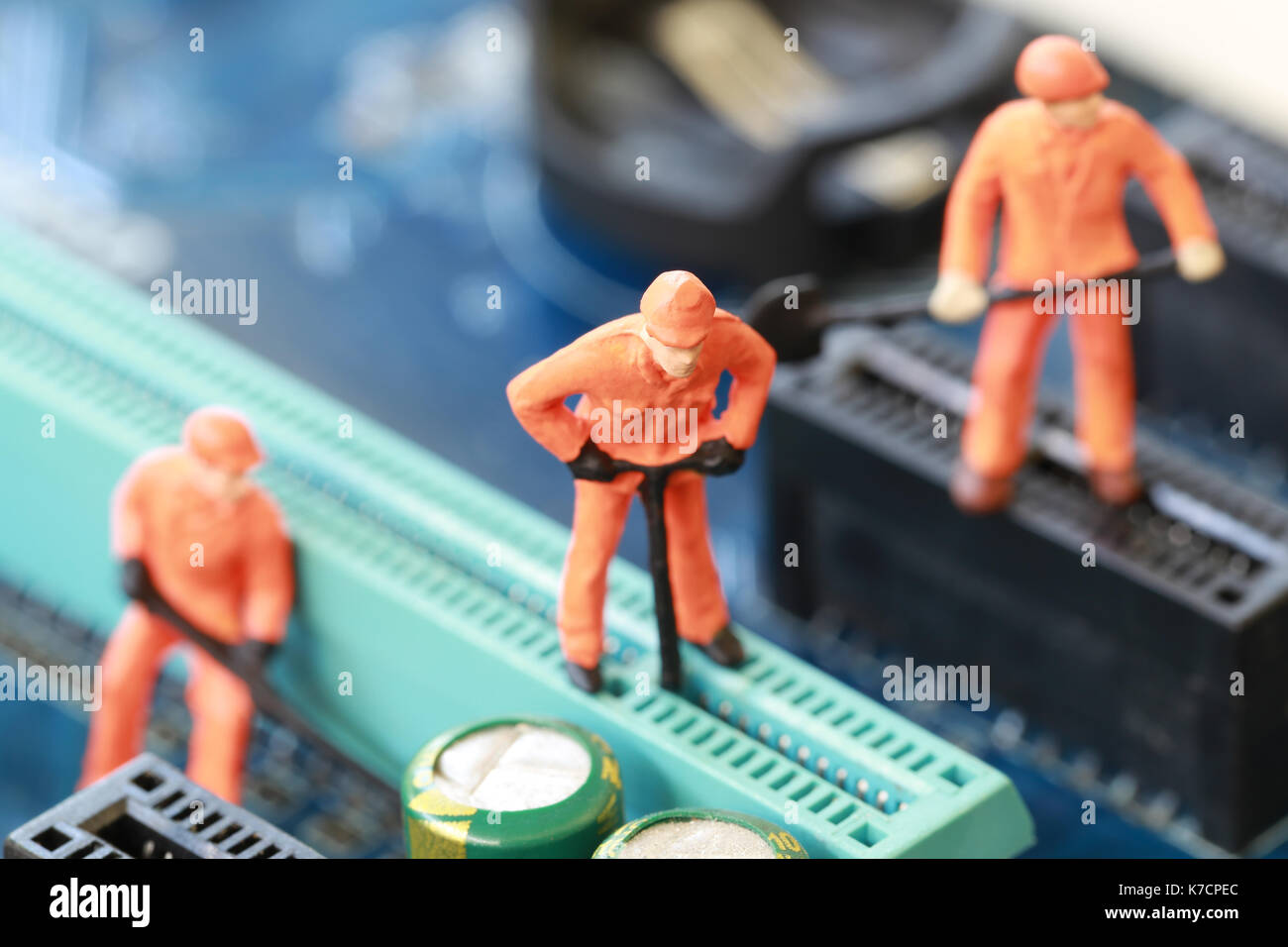 Idee eines Arbeitnehmers ist Bergleute graben für Erz auf dem Computer Mainboard im Konzept des Tuns des Geschäfts und digitale Währung. Stockfoto