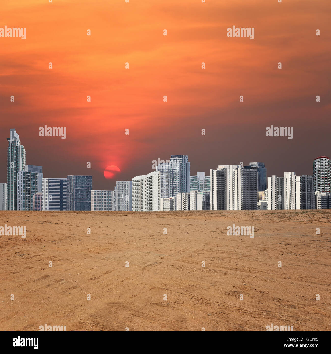 Blick auf die Stadt und auf einen leeren Bereich in Sonnenuntergang im Konzept der Waldfläche Invasion. Stockfoto