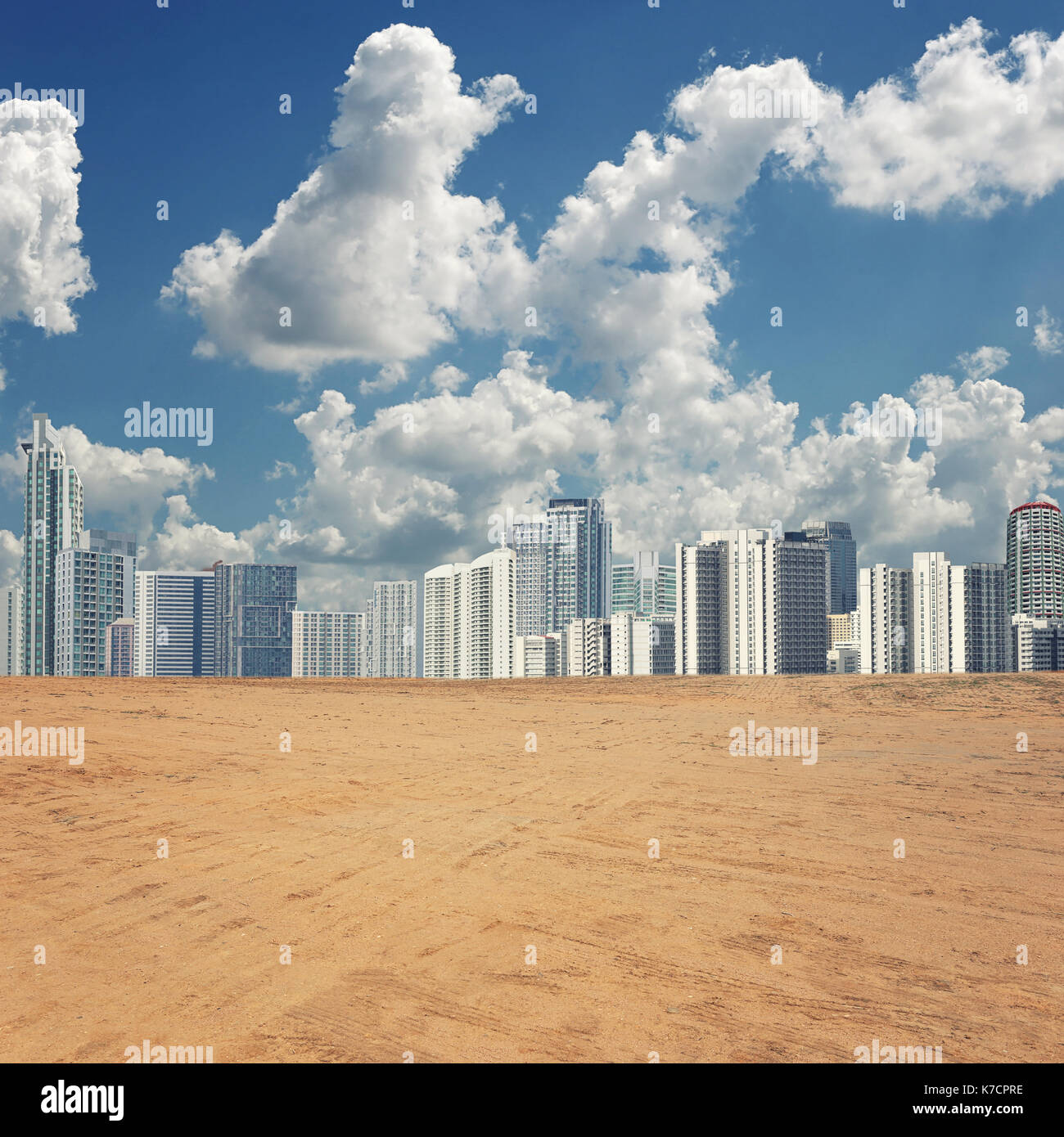 Blick auf die Stadt und auf einen leeren Bereich in Tag Zeit im Konzept der Waldfläche Invasion und Trockenheit. Stockfoto
