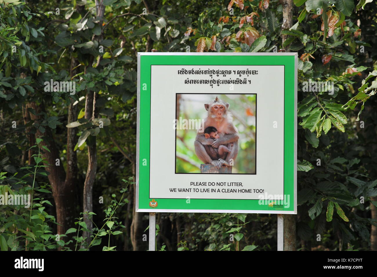 Sunlit zweisprachigen 'Wurf' Zeichen, Phnom tamao Wildlife Rescue Center, Provinz Takeo, Kambodscha. Credit: kraig lieb Stockfoto