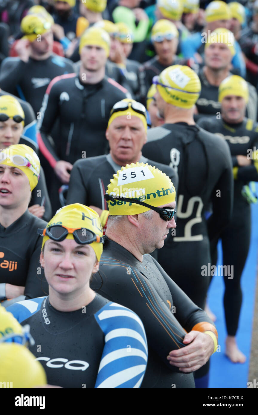 Wettbewerber bereiten die Masse zu starten Während Schwimmen Serpentine im Hyde Park, London schwimmen. Stockfoto