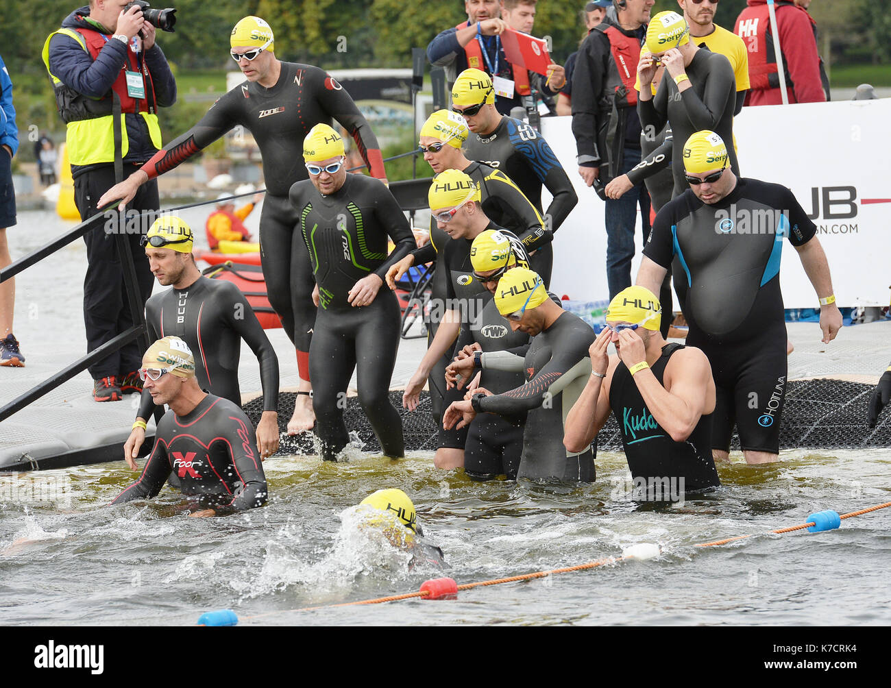 Wettbewerber bereiten die Masse zu starten Während Schwimmen Serpentine im Hyde Park, London schwimmen. Stockfoto