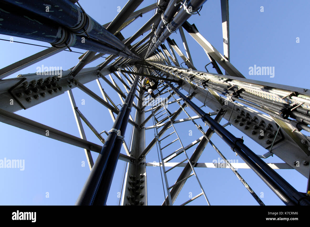 Antenne Monteure und Ingenieure arbeiten an einer Telekommunikation Telekommunikation sender Mast nach unten hoch gefährlichen Job in Höhen, die Arbeit suchen. Stockfoto