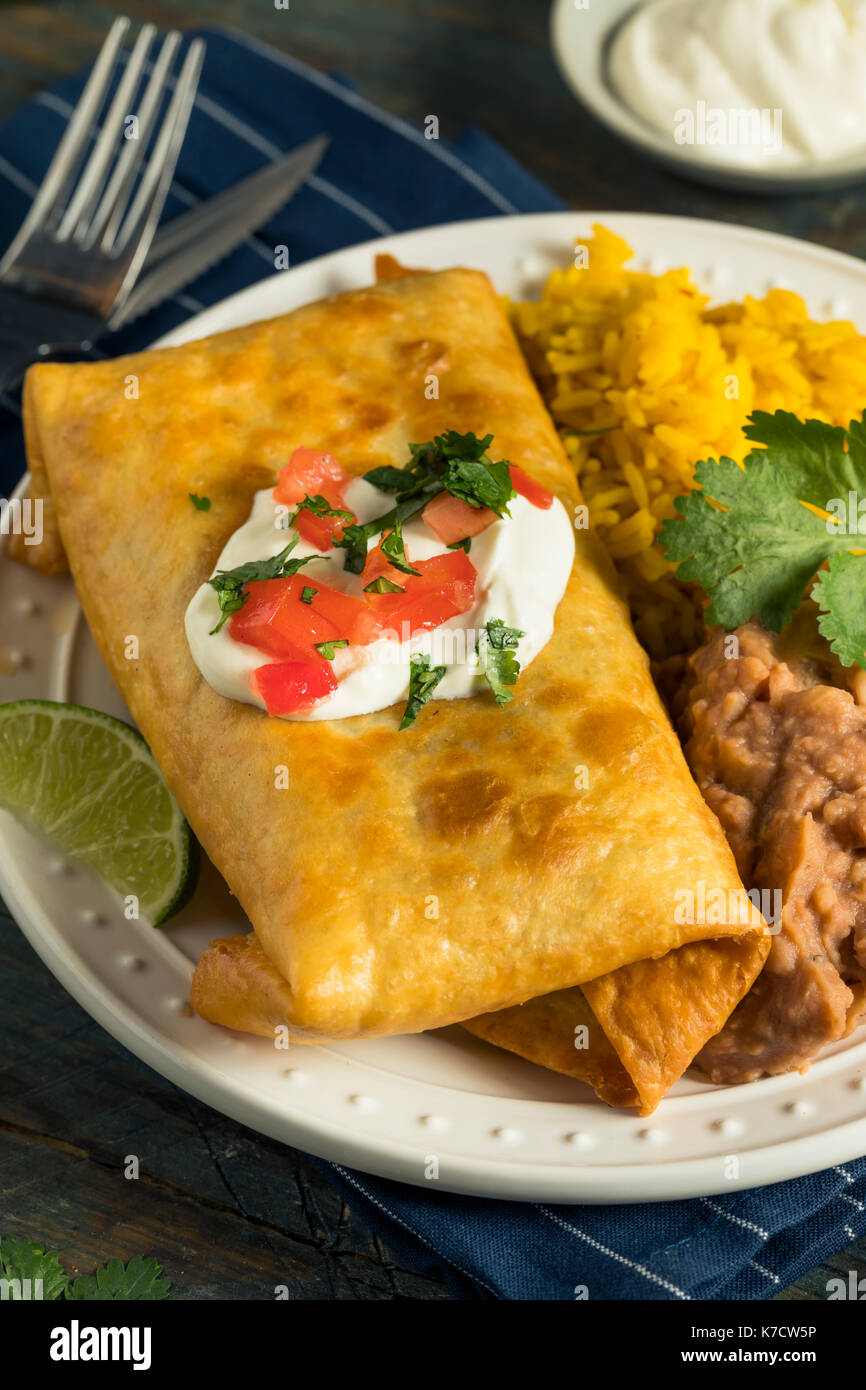 Frittierte Rindfleisch Chimichanga Burrito mit Reis und Bohnen Stockfoto