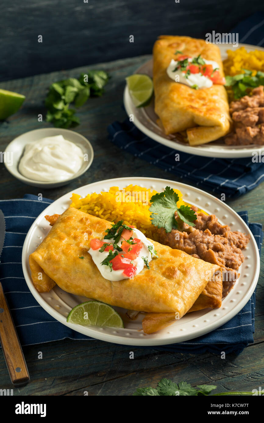 Frittierte Rindfleisch Chimichanga Burrito mit Reis und Bohnen Stockfoto