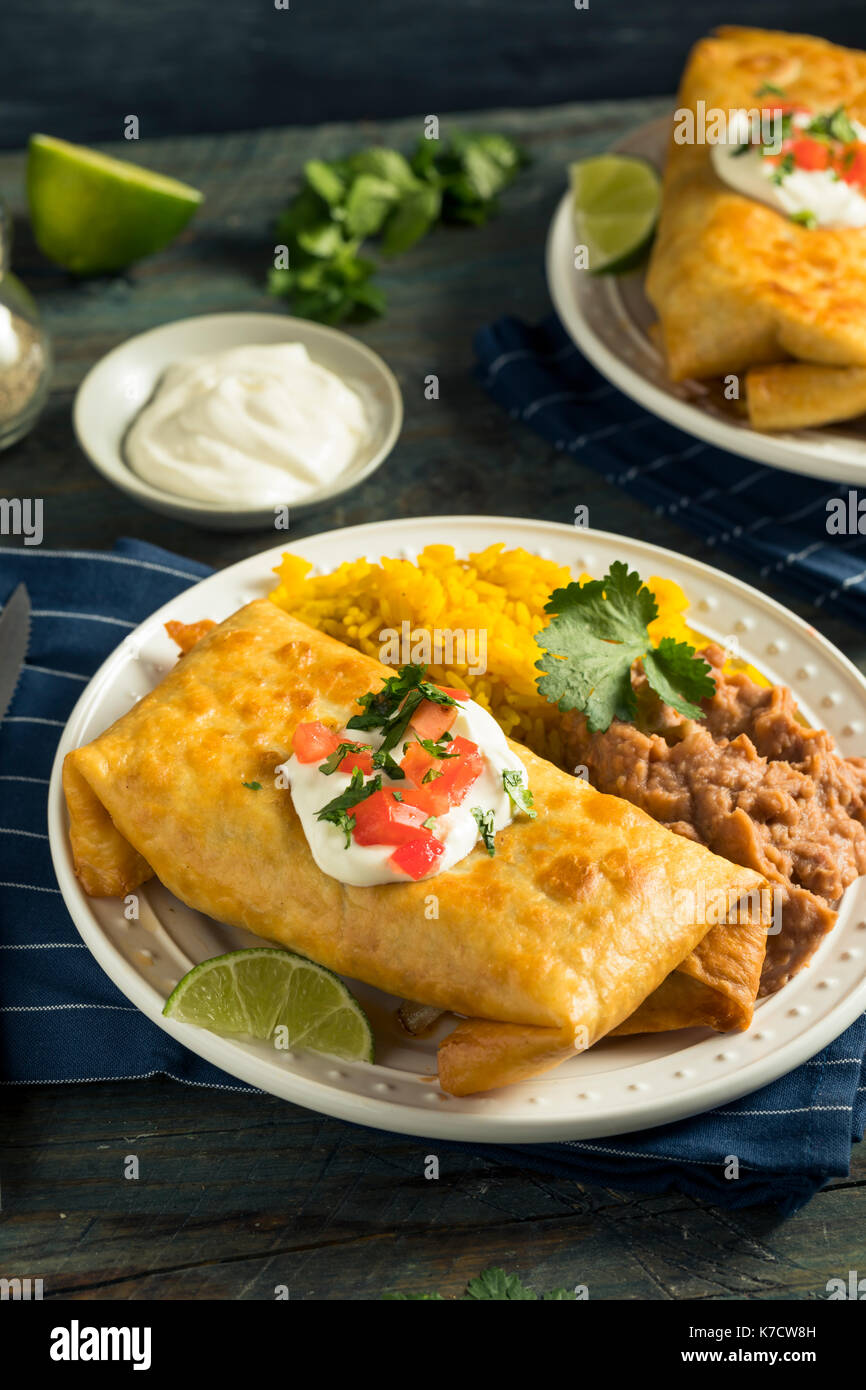 Frittierte Rindfleisch Chimichanga Burrito mit Reis und Bohnen Stockfoto