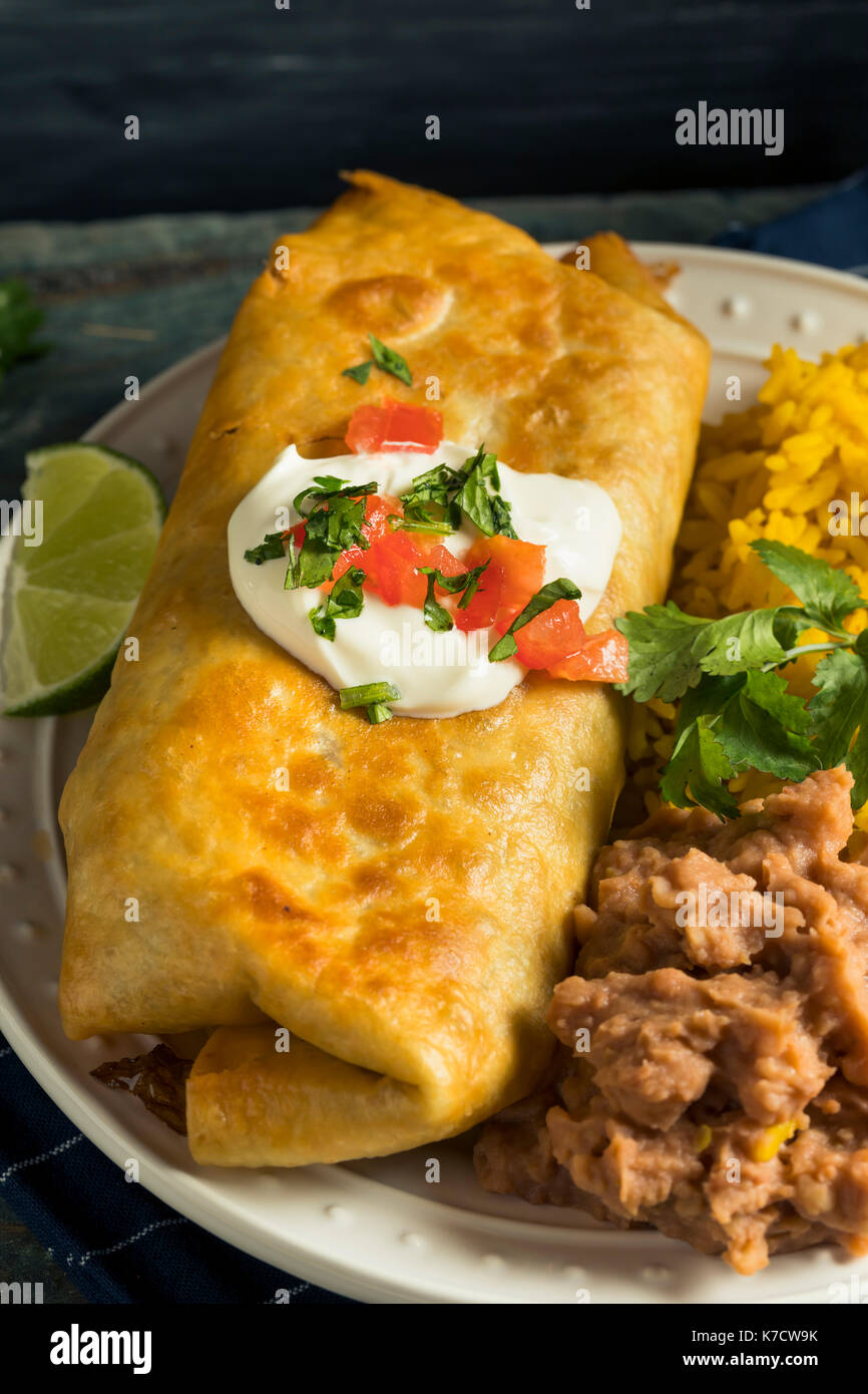 Frittierte Rindfleisch Chimichanga Burrito mit Reis und Bohnen Stockfoto